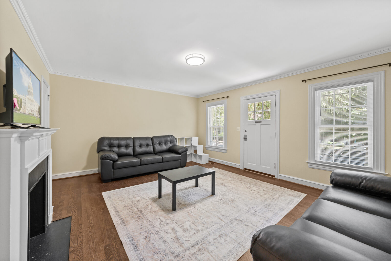 Living Room / Kitchen